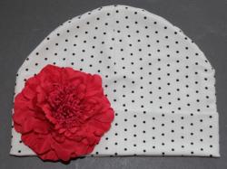 Трикотажная шапочка для девочки, белая в горох с большим цветком