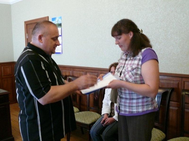 Вручение сертификатов на земельные учатки в Порхове