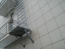 Испытания наружных пожарных лестниц и ограждений на крышах зданий
