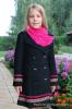 Пальто черное с розовым шарфом