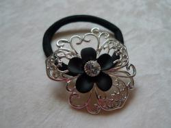 Резинка для волос с серебренным кружевом и черным цветком