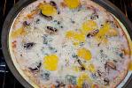 Пицца с грибами, сыром и перепелинными яйцами