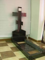 Памятник из Карельского габбро-диабаза, в форме шестиконечного креста.